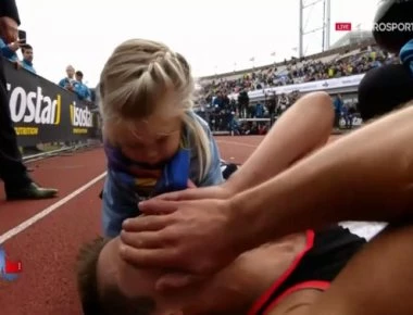 Η απίστευτη αντίδραση της πιτσιρίκας όταν είδε τον πατέρα της πεσμένο στο έδαφος! (βίντεο)